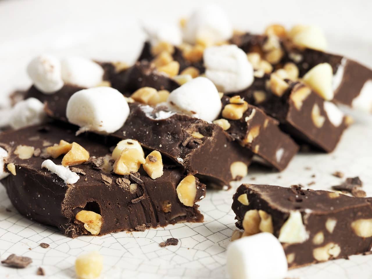 Schokolade mit Nüssen und Marshmallows selber machen – unverschämt lecker